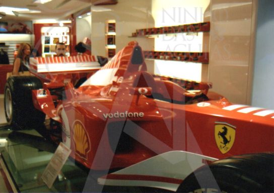Fotografia - Anno 2000 - Negozio Ferrari - Ferrari Formula 1